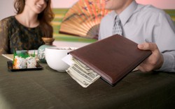 Hasil Survei Buktikan Biaya Kencan Masih Sering Ditanggung Pria