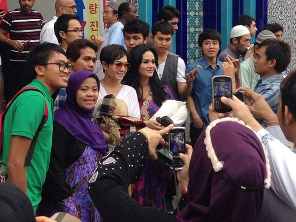 Krisdayanti Rayakan Idul Fitri di Seoul