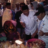 Kampanye Hari Kedua, Pakde Karwo Blusukan Pasar di Sidoarjo