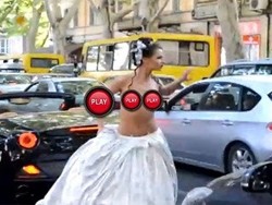 Model Cantik Setengah Bugil Ini Berpose di Tengah Jalan