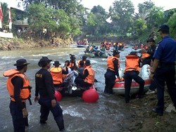 Usai Tanam Pohon, Jokowi Naik Perahu Karet Susuri Ciliwung