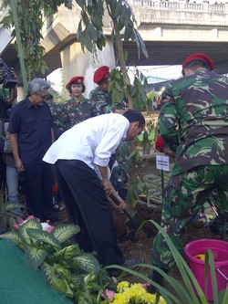 Jokowi Bersih-bersih Sungai Ciliwung Bersama TNI AD