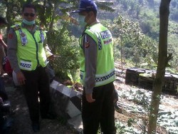Sopir Serangan Jantung, Minibus Berisi 18 Orang Nyemplung ke Jurang