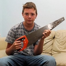 Dengan Gergaji, Anak 13 Tahun Bikin Perampok Terbirit-birit