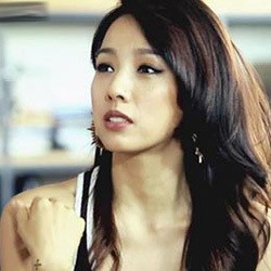 Lee Hyori: Dada Kecil Bukan Tak Cantik