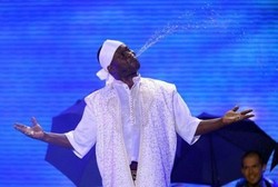  Manusia Air Mancur Dickinson Oppong, Perutnya Kuat Tampung 4,5 L Air