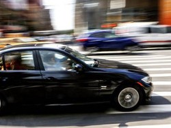 Bagaimana Perilaku Pengendara Mobil Mewah di Jalanan?