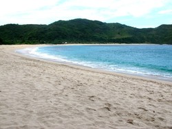 Pantai Mawun di Lombok, Serasa Milik Pribadi