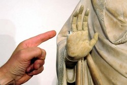 Duh! Turis Dungu Patahkan Jari Patung Berumur 600 Tahun