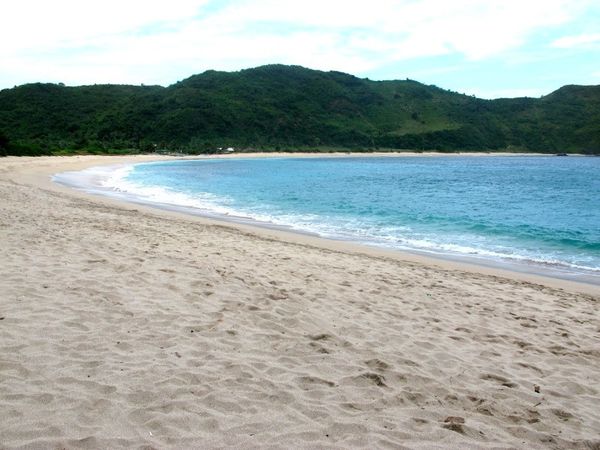 Pantai Mawun di Lombok, Serasa Milik Pribadi