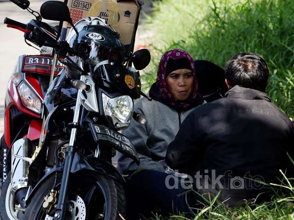 Bahu Jalan Kalimalang Penuh Pemudik