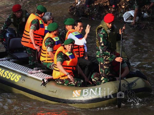 Jokowi Bersih-bersih Sungai Ciliwung