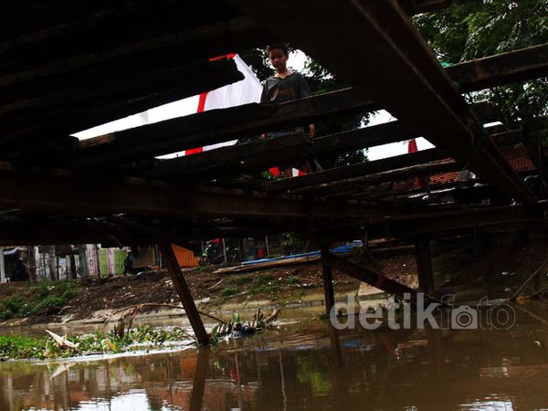 Jembatan Kayu Kalimalang Memprihatinkan