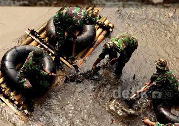 TNI Bersih-bersih Sungai Ciliwung
