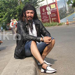 Limbad Ingin Keliling Jakarta dengan Kulit Ditarik Helikopter