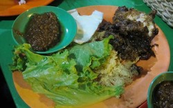 Ayam Kremes Satria Komeng: Gurih Krenyes Ayam Goreng Plus Ayam Nano-nano!