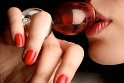 Gelas Mini Bentuk Cincin Ini Bisa Langsung Dipakai Minum