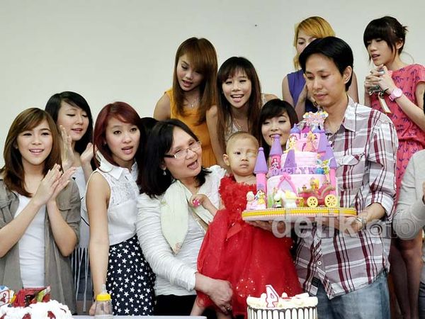 Cherrybelle Jenguk Pasien Kanker