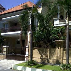 Rumah-Rumah Mewah di Surabaya Belum Pasang Bendera