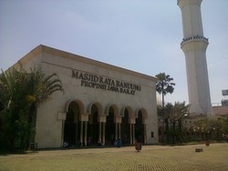 Satpol PP Bandung Curiga Ada Preman yang Bekingi PKL di Masjid Raya