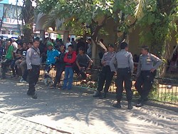 Cegah PKL Balik Lagi, Halaman Masjid Raya Bandung Dijaga Polisi