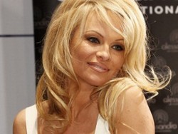 Si Seksi Pamela Anderson Jadi Bos Tim Balap