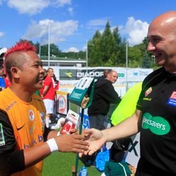 Celana Sobek Ujang dan Senyum yang Memikat Wasit