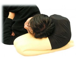 Ini Dia Bantal Bentuk Paha Wanita untuk Para Pria Jomblo