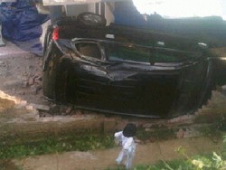 Sopir Lepas Kendali di Tanjakan, Avanza Timpa Rumah di Tasikmalaya