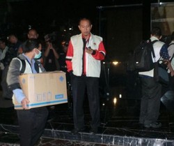 Penyidik KPK Tinggalkan Kantor SKK Migas, Bawa Satu Dus Besar