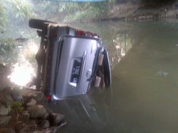 Mobil Avanza Terjun ke Sungai karena Hindari Truk, 7 Orang Terluka