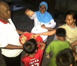 Tradisi Syawal, Anak-anak di Semarang Berebut Ketupat Berisi Uang