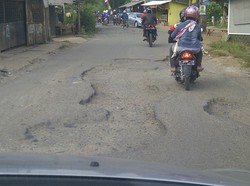 Tolong Pak Nur Mahmudi, Jalan Berlubang di Tapos Amat Membahayakan