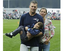 Foto: Gisele Bundchen dan Tom Brady Pamer Kemesraan di Lapangan Bola