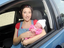 Terjebak Macet, Wanita Melahirkan dalam Mobil