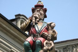 Sadis! Ada Patung Pemakan Anak Kecil di Swiss