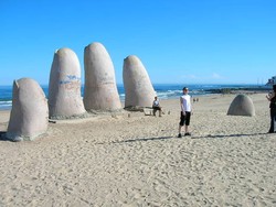 5 Pantai yang Punya Karya Seni Keren