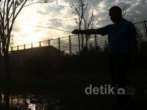 Memancing di Eks Lapangan Bola