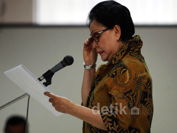 Ratna Dewi Umar Bacakan Pledoi