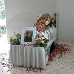 Tangis Histeris Istri Iringi Kremasi Kris Biantoro