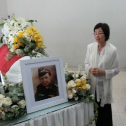  Keluarga Naik Perahu Sebar Abu Jenazah Kris Biantoro ke Tengah Laut