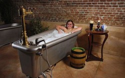 Wow! Pria Ini Berendam Dalam Lebih dari 300 Kaleng Pepsi!