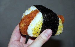 Onisasa, Sandwich Onigiri Plus Ayam Goreng