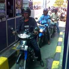 Lebaran Ketupat, Arus Kendaraan di Suramadu Meningkat