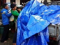 Keluarga Angkut Barang-barang Sisca di Tempat Kos