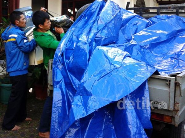 Keluarga Angkut Barang-barang Sisca di Tempat Kos