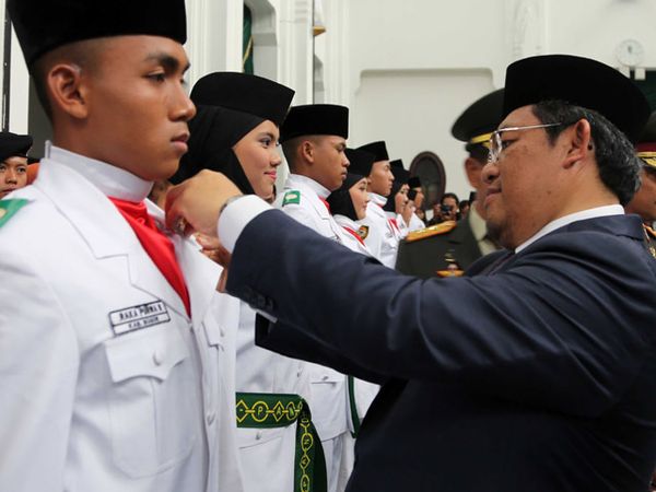 Anggota Paskibra Jawa Barat Dikukuhkan