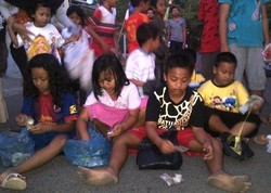  Tradisi Lebaran Syawal di Semarang, Anak-anak Berebut Ketupat Isi Uang