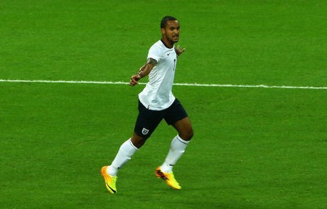 Walcott Berharap Fit dan Bisa Main Lawan Villa