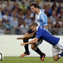 Argentina Kalahkan Italia 2-1